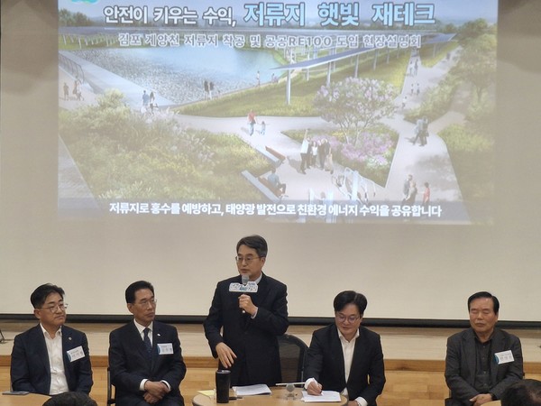 ▲김동연 경기도지사(가운데)가 인사말 하고 있는 모습