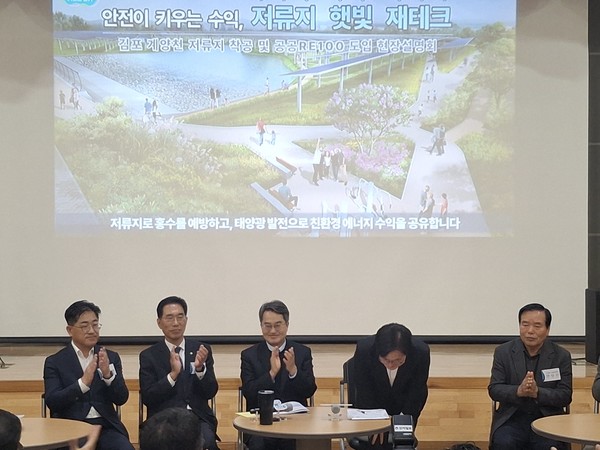 ▲(왼쪽부터) 이기형 경기도의원, 김주영 더불어민주당 의원, 김동연 경기도지사, 김병수 김포시장, 전상은 김포시노인회 고촌분회장