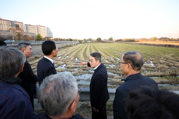 ▲계양천 저류지 현장을 시찰 중인 김동연 경기도지사(오른쪽 두번째)