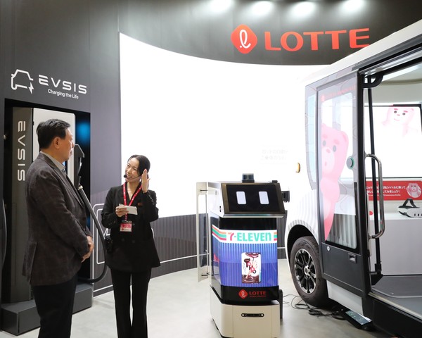 ▲신동빈 롯데 회장이 ‘재팬모빌리티쇼 2025’ 롯데관을 찾아 자율주행 기술에 관한 설명을 듣고 있다.