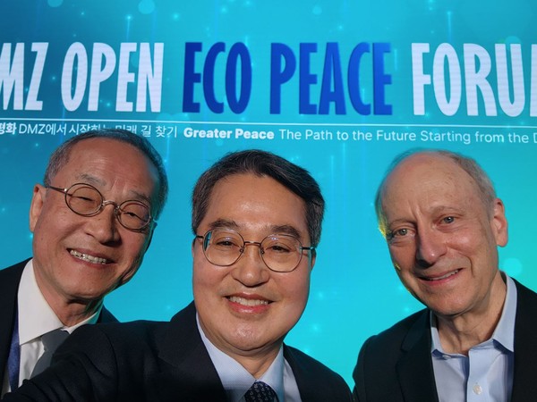 ▲김동연 경기도지사 페이스북 갈무리. 김동연 경기도지사(가운데), 마이클 샌델 교수(오른쪽)