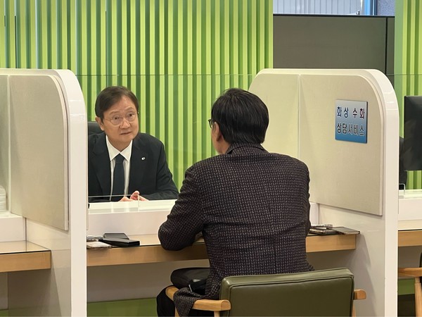 ▲이찬진 금감원장이 민원인과 상담을 진행하고 있다