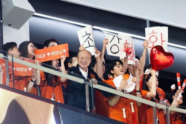 ▲한화그룹 김승연 회장이 임직원들과 함께 한화이글스 경기를 응원하고 있다