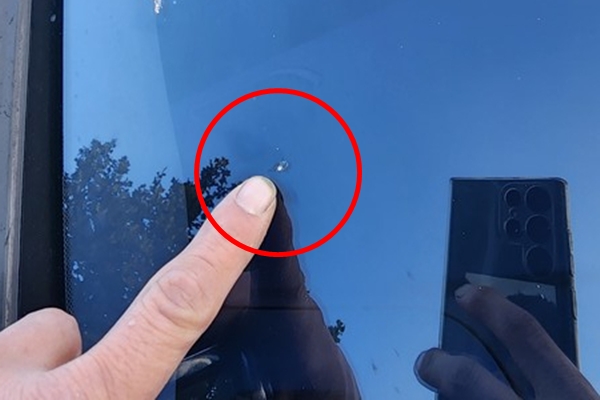 ▲차 씨가 ‘엔카믿고’를 통해 구매한 차량의 앞유리에서 스톤칩이 발견됐다