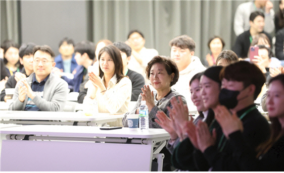 ▲현정은 현대그룹 회장이 지난해 현대그룹 사옥에서 열린 '한낮의 재즈콘서트'에 방문해 임직원들과 공연을 함께 즐기고 있다.