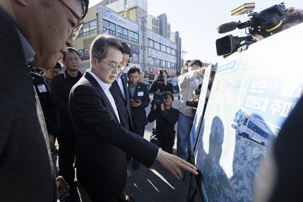 ▲김동연 경기도지사가 현장 시찰하고 있는 모습