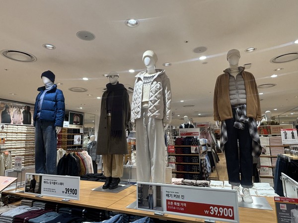 ▲유니클로 인기 상품으로 마네킹 코디가 꾸려져있다.