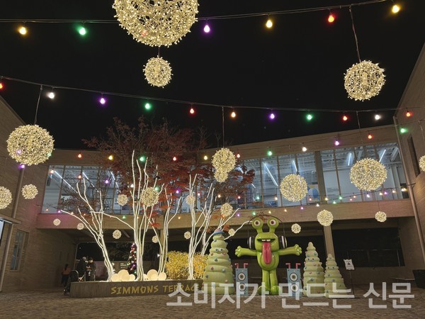 ▲몬스터 캐릭터 대형 조형물로 꾸며진 시몬스 테라스 중정