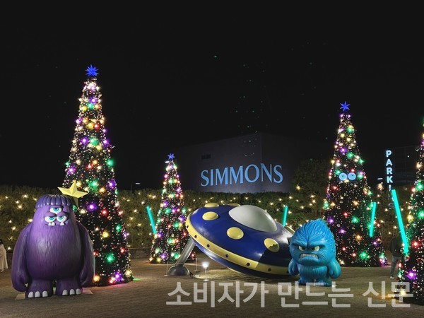 ▲8m 높이의 메인 트리와 몬스터 캐릭터 조형물들이 세워진 시몬스 테라스 잔디 정원