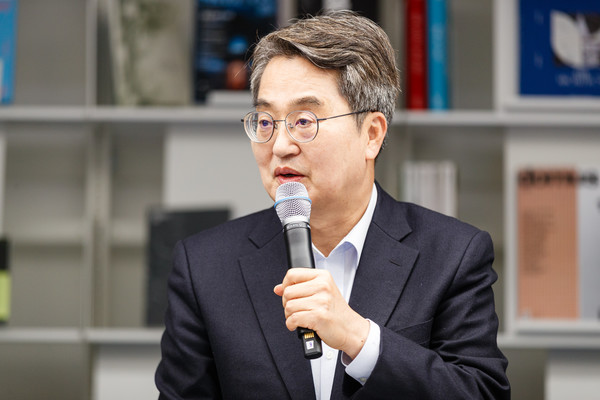 ▲11일 오후 수원특례시 경기도서관에서 진행된 경기도-반도체 기업 재생에너지 파트너십 협약식에서 김동연 경기도지사가 인사말씀을 하고 있다.