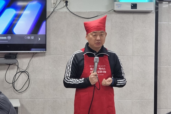 ▲이상규 센트럴모터스 대표가 지난 12일 경기도 성남시에 위치한 사회복지시설 ‘안나의 집’에서 열린 ‘2025 토요타·렉서스 사랑의 김장 나눔’ 행사에 대해 설명하고 있다