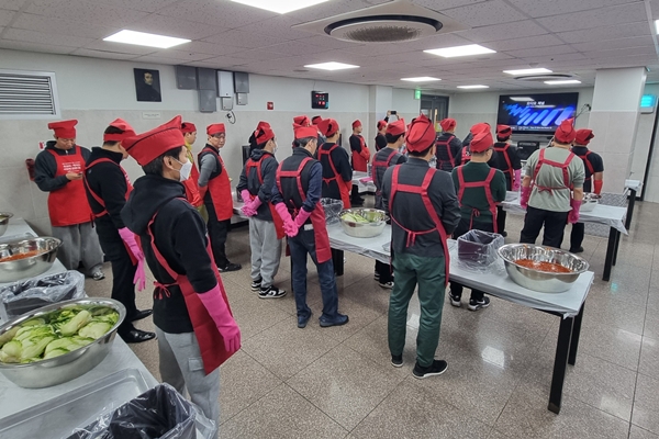 ▲안나의 집에서 열린 행사에는 한국토요타자동차와 센트럴모터스 임직원 40명이 참가해 김장 김치를 담갔다