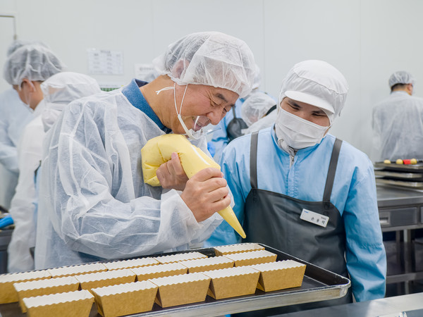 ▲전영현 삼성전자 대표 등 삼성전자 DS부문 경영진들이 지난 11월 10일 경기 용인시 장애인표준사업장 '희망별숲'을 찾아 쿠키 만들기 봉사에 참여했다.