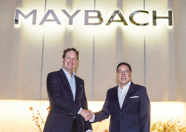 ▲올라 칼레니우스 메르세데스-벤츠 회장(왼쪽), 조현상 HS효성 부회장