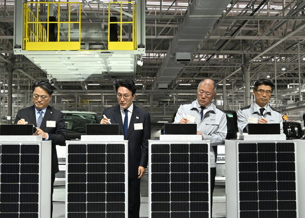 왼쪽부터 문신학 산업통상부 1차관, 김민석 국무총리, 정의선 현대자동차그룹 회장, 송호성 기아 사장