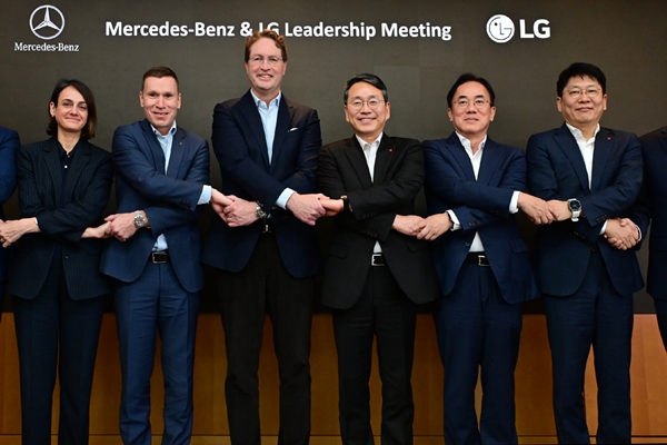 ▲(왼쪽부터)이다 볼프 메르세데스-벤츠 기업본부 총괄, 마티아스 바이틀 메르세데스-벤츠 코리아 대표, 올라 칼레니우스 메르세데스-벤츠 그룹 CEO, 조주완 LG전자 CEO, 정철동 LG디스플레이 CEO, 김동명 LG에너지솔루션 CEO가 지난 13일 서울 여의도 LG 트윈타워에서 만나 미래 모빌리티 분야 협력 강화를 논의했다.