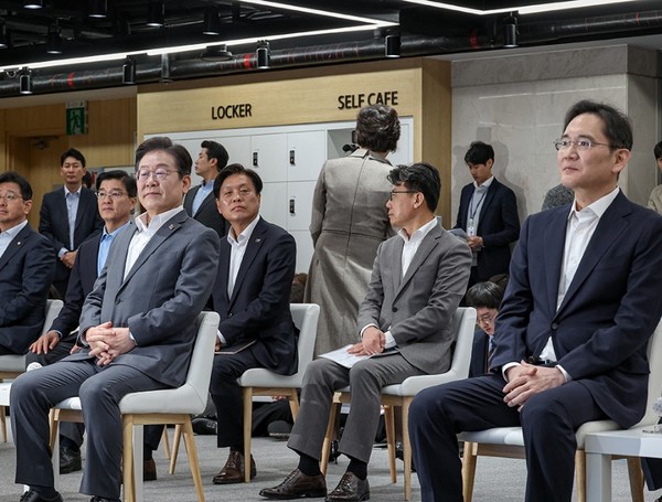 지난 3월 삼성 청년 SW 아카데미에서 만난 이재명 대통령(당시 더불어민주당 대표)와, 이재용 삼성전자 회장(오른쪽). 사진은 기사 내용과 무관