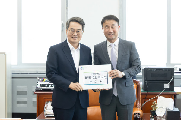 ▲김동연 경기도지사(왼쪽)와 한병도 국회 예결위 위원장