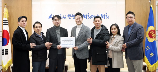 ▲김진경 경기도의회 의장(오른쪽 네번째)