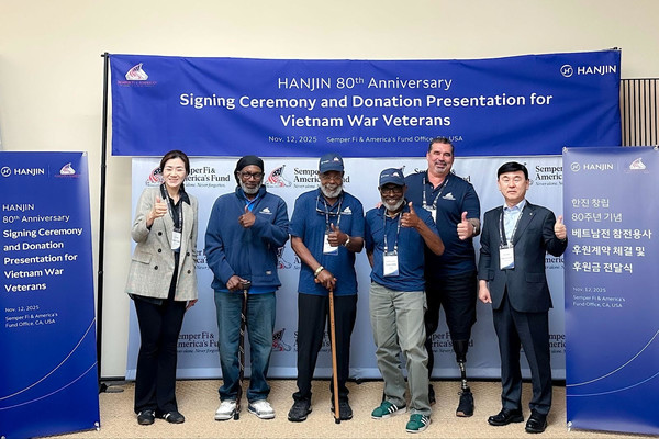 ▲조현민 한진 사장(왼쪽 첫번째)과 노삼석 대표이사 사장(오른쪽 첫번째)이 미국 캘리포니아 현지에서 정기 후원 약정식 기념 사진을 촬영하고 있다.