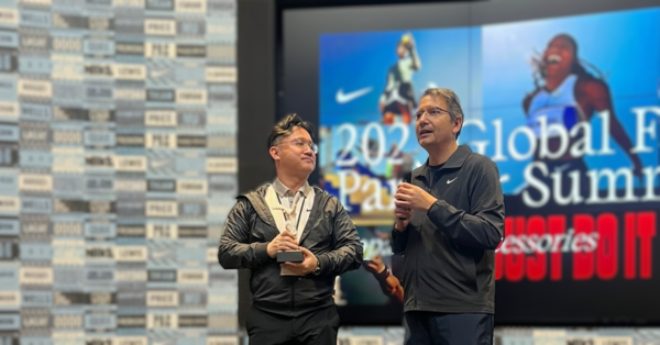 ▲(왼쪽부터) 황일서 테그라 대표가 마르코 두아르테 나이키 시니어 디렉터로부터 우수 공급 파트너로 선정되며 트로피를 받는 모습.