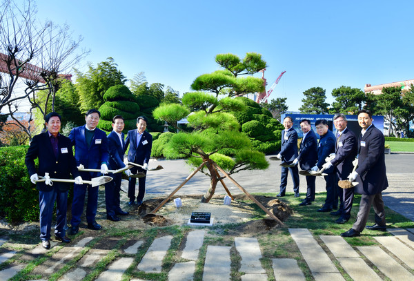 HD현대 정기선 회장(오른쪽)이 19일(수) 울산 HD현대중공업 영빈관에서  5000척 인도 기념 식수를 하고 있다.