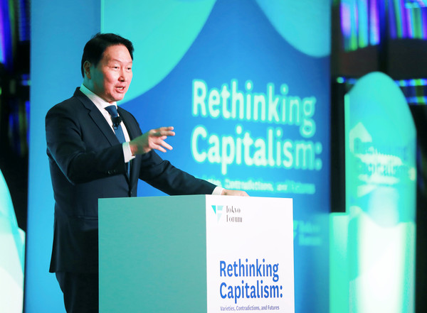 ▲ 최태원 SK회장이 21일 일본 도쿄대 야스다 강당에서 개최된 ‘도쿄포럼2025’에서 개회사를 진행하고 있다. 사진=SK그룹