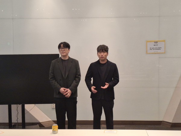 ▲(왼쪽부터) 박종민 던파 총괄디렉터, 윤명진 네오플 대표이사
