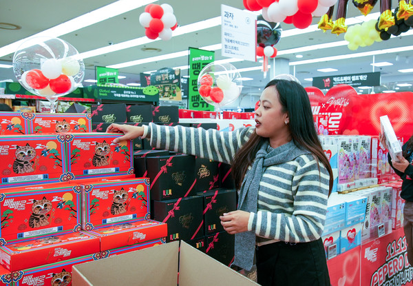 ▲빼빼로 Agent P(에이전트 피) 활동 인원이 마트에 진열된 빼빼로를 배경으로 콘텐츠 촬영을 하고 있다.