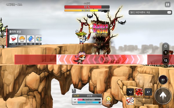 ▲필드 내 도전 보스와 전투 하는 장면. 빨간색 진행 방향으로 보스가 공격하면 수동으로 조작해 피해야 한다.