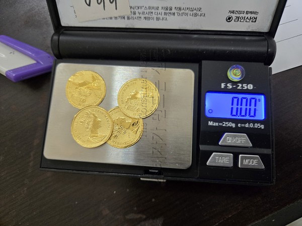 ▲노 씨가 사은품으로 받은 골드코인의 무게를 달아봤으나 0g으로 측정됐다. 