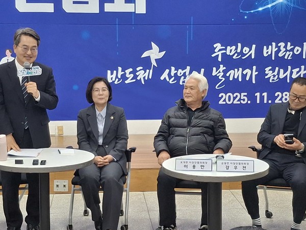 ▲(왼쪽부터)김동연 경기도지사, 김보라 안성시장, 이용만 보개면 이장단협의회장, 강우전 금광면 이장단협의회장