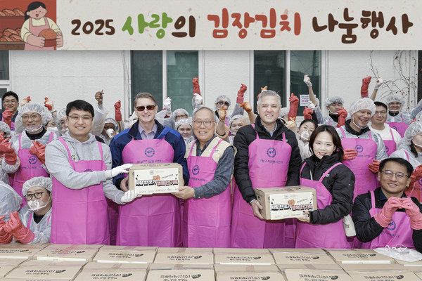 ▲헥터 비자레알 한마음재단 대표 겸 GM 한국사업장 사장(왼쪽 네 번째)이 2025 사랑의 김장김치 나눔 행사에 참가해 기념촬영하고 있다