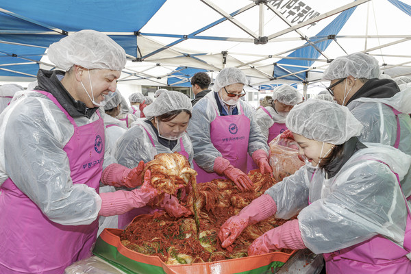 ▲2025 사랑의 김장김치 나눔 행사에서 김장김치를 담그고 있는 자원봉사자들