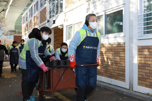 ▲윤병운 대표이사와 임직원들이 3일 영등포 쪽방촌에 연탄을 전달하고 있다.