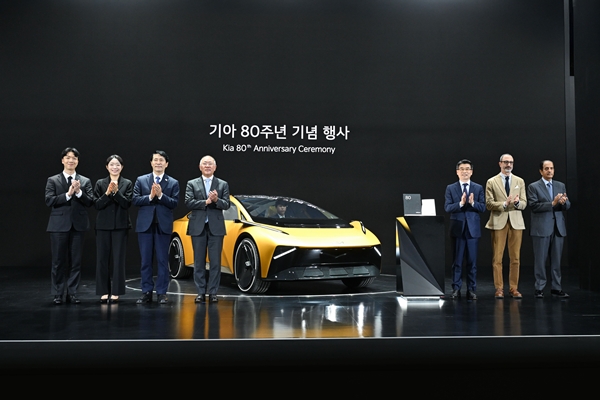 ▲ (왼쪽부터) 홍철민 기아 매니저, 김가민 기아 엔지니어, 이학영 국회부의장, 정의선 현대자동차그룹 회장, 송호성 기아 사장, 카림 하비브 기아 글로벌 디자인 담당 부사장, 압둘아지즈 모하메드 알 아띠아 기아 카타르 대리점 회장이 기념 촬영을 하는 모습