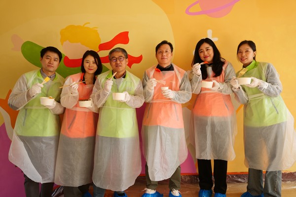 ▲미래에셋증권과 과학기술인공제회가 지난 5일 서울 용산구 원효초등학교에서 합동 벽화 그리기 봉사활동을 진행한 가운데, 허선호 미래에셋증권 대표이사(오른쪽에서 세 번째)와 황판식 과학기술인공제회 이사장(왼쪽에서 세 번째) 등 참석자들이 기념사진을 촬영하고 있다.