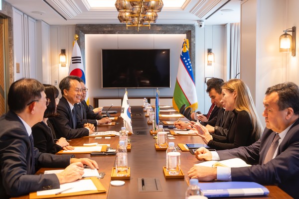 ▲ (사진 왼쪽에서 세번째)진옥동 신한금융그룹 회장을 비롯한 신한금융그룹 경영진과 (사진 오른쪽에서 세번째)잠시드 호자예프 우즈베키스탄 부총리를 비롯한 우즈베키스탄 사절단이 면담을 진행하고 있다.