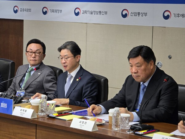 ▲국민성장펀드 전략위원회에는 박현주 미래에셋그룹 회장(왼쪽)과 서정진 셀트리온그룹 회장(오른쪽)이 민관공동위원장으로 참여한다.