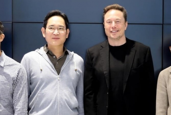 ▲2023년 5월 10일 미국 실리콘밸리에 위치한 삼성전자 북미 반도체연구소에서 일론 머스크 테슬라 CEO를 만난 이재용 회장(오른쪽). 사진=삼성전자 