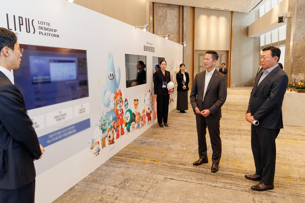 ▲신동빈 롯데 회장과 이돈태 롯데지주 디자인실장(오른쪽 두번째)이 롯데의 디자인 전략 및 혁신 사례를 소개하는 전시 부스를 살펴보고 있다.