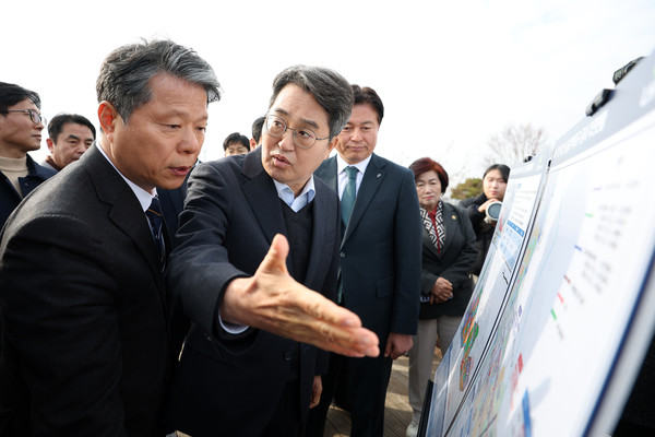 부천대장 R&D클러스터 비전 파트너쉽 간담회를 마친 김동연 경기도지사가 현황보고 및 현장시찰을 하고 있다.