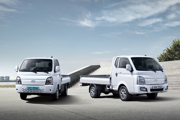 ▲(왼쪽부터)2026 포터 II 일렉트릭과 2026 포터 II LPG 모델