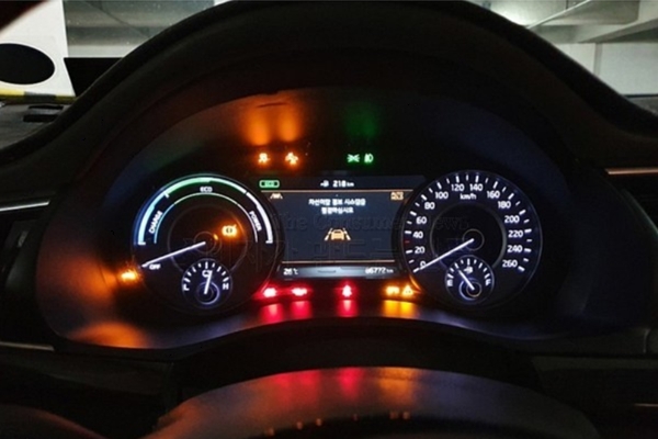 ▲​▲계기판에 엔진 경고등이 뜬 모습​