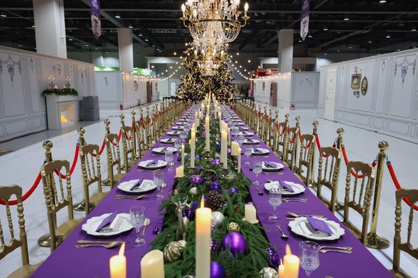 ▲행사장 가운데 마련된 홀리데이 테이블