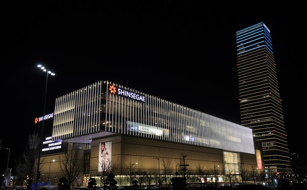 ▲신세계백화점 대전점 야경.