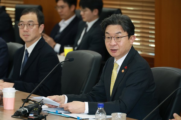 ▲이억원 금융위원장이 22일 오후 서울 여의도 한국거래소에서 개최한 생산적금융 대전환 세 번째 회의에서 자본시장을 통한 혁신생태계를 구성하는 금융권, 시장 인프라 기관, 혁신기업들과 함께 자본시장을 우리 경제의 혁신성장을 뒷받침하는 핵심 플랫폼으로 육성하기 위한 과제들에 대해 논의했다.