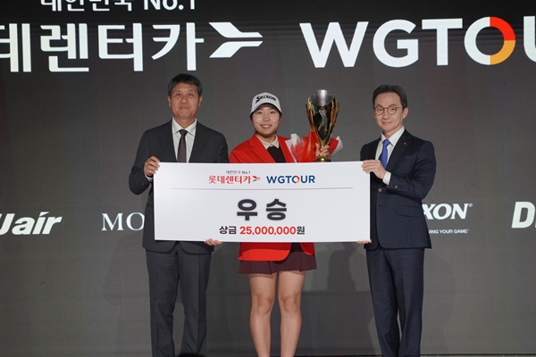 ▲(왼쪽부터)박강수 골프존 대표, 챔피언십 우승자 박단유, 조근행 롯데렌탈 상무