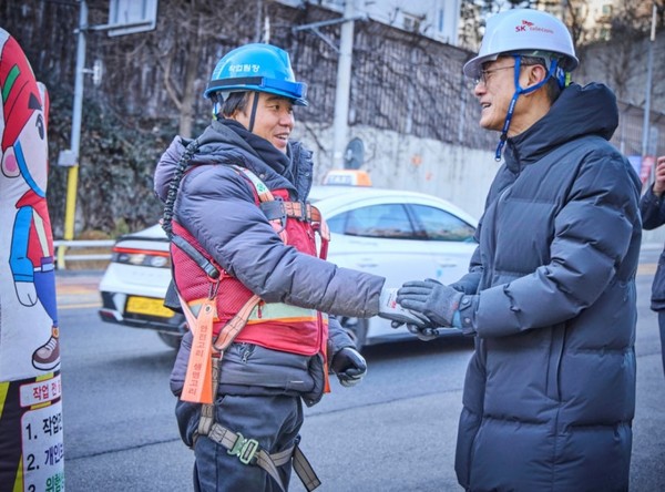 ▲정재헌 SK텔레콤 대표(오른쪽)가 연말 통신 현장 점검에 나섰다.