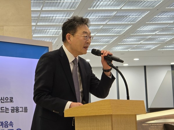 ▲이강행 우리금융 임추위 위원장이 29일 오후 서울 중구 우리은행 본점에서 임종룡 우리금융지주 회장을 차기 회장 최종 후보로 발표하고 있다.